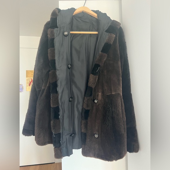 Fur brown sheared beaver coat that’s reversible and hood w fun buttons vintage - Picture 2 of 13